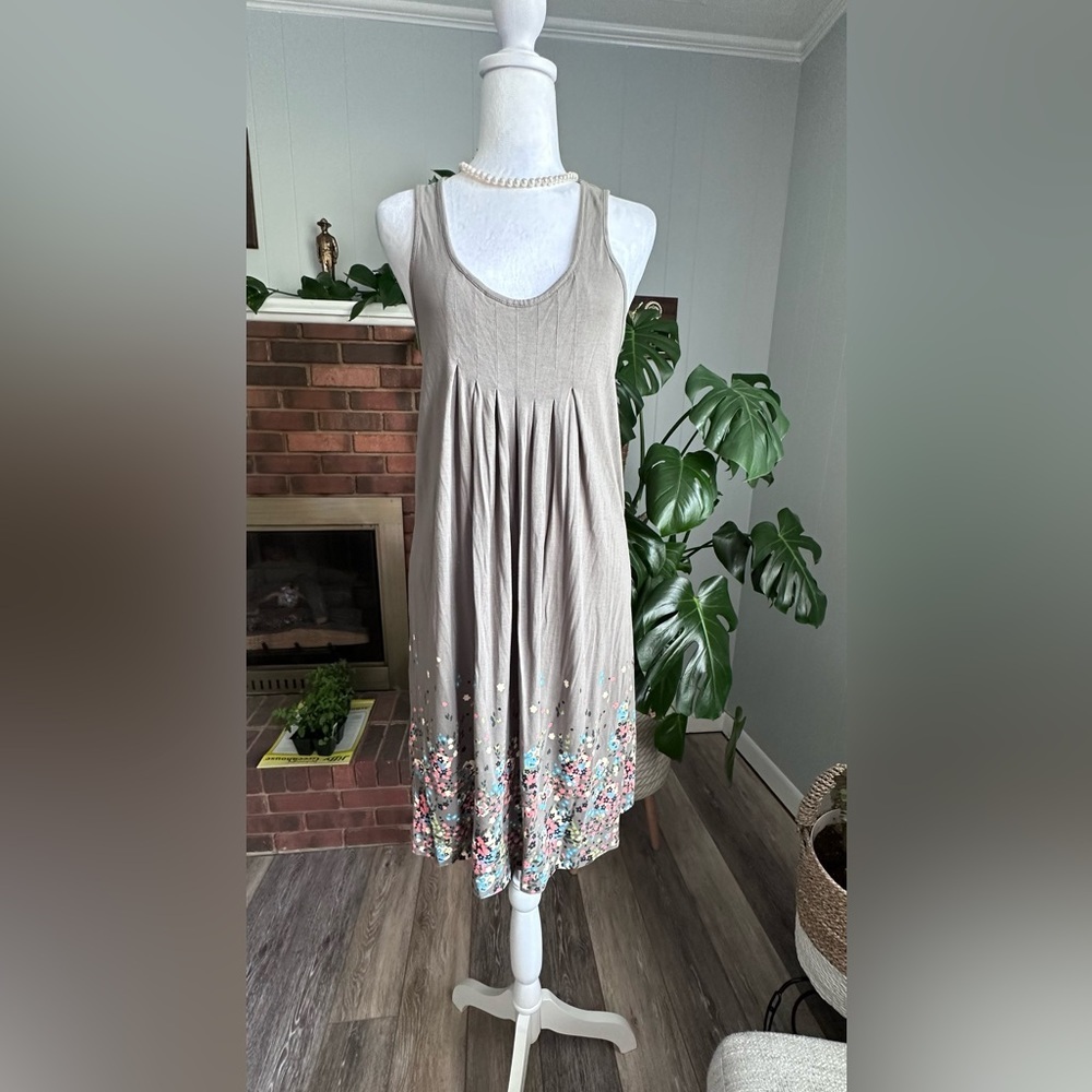 🏝️beach time Sleeveless dress with floral bottom excellent condition.